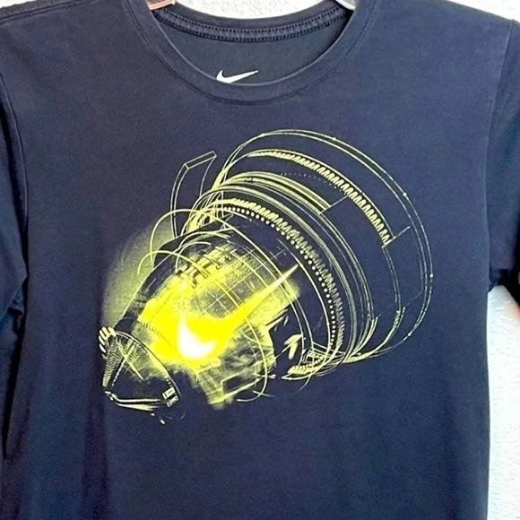 NIKE Glowball Reactor Tee
Size: small - Picture 2 of 7